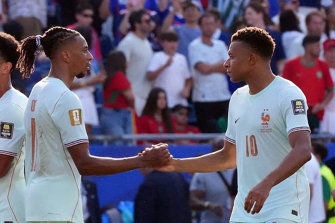 Soccer Football - FIFA World Cup 2026 - Quarter Final - France v Morocco - Boston Stadium, Foxborough, Massachusetts, U.S. - July 9, 2026 France's Kylian Mbappe shakes hands with Michael Olise after the match IMAGN IMAGES via Reuters/David Butler Ii<저작권자(c) 연합뉴스, 무단 전재-재배포, AI 학습 및 활용 금지>