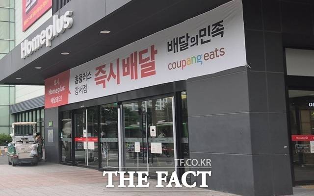 13일 홈플러스 마트가 임시 휴업에 들어간 가운데 서울 강서점 입구에 즉시 배달을 안내하는 플래카드가 아직 남아 있다. /홈플러스 강서점=오승혁 기자