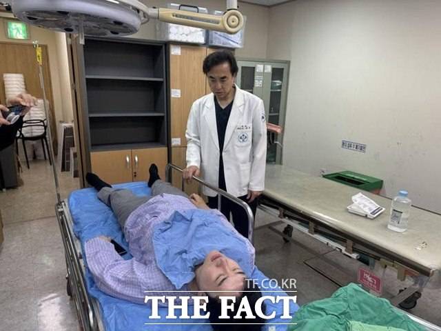 정 전 후보가 4월 27일 '음료수 테러'사건 당일 병원에서 치료를 받고 있다. /김철근 전 개혁신당 사무총장 SNS 갈무리