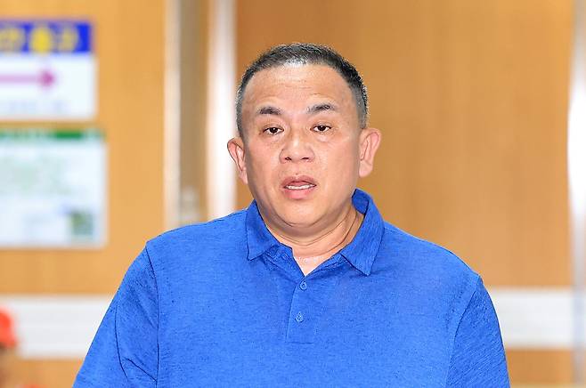 정치자금법 위반 혐의를 받는 '정치 브로커' 명태균 씨가 13일 서울 서초구 서울중앙지방법원에서 열린 정치자금법 위반 사건 1심 선고에 출석하고 있다. /뉴스1