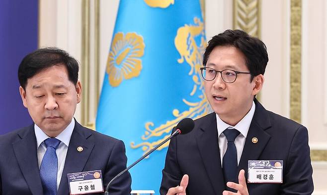 배경훈 부총리 겸 과학기술정보통신부 장관(오른쪽)이 13일 청와대에서 이재명 대통령 주재로 열린 국가재정전략회의에서 ‘인공지능(AI)데이터센터·피지컬 인공지능\\\' 관련 지원방안을 발표하고 있다. 연합뉴스