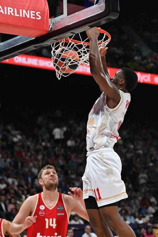<yonhap photo-3405=""> epa12129296 Alpha Diallo of Monaco in action during the Basketball EuroLeague Final Four semifinal match between Olympiacos Piraeus and AS Monaco in Abu Dhabi, UAE, 23 May 2025. EPA/RYAN LIM/2025-05-24 06:23:33/ <저작권자 ⓒ 1980~2025 ㈜연합뉴스. 무단 전재 재배포 금지, AI 학습 및 활용 금지></yonhap>