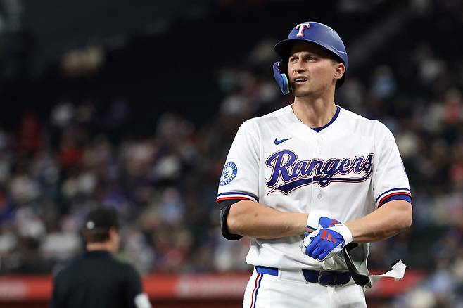 <yonhap photo-2639=""> ARLINGTON, TEXAS - APRIL 29: Corey Seager #5 of the Texas Rangers walks to the dugout during the third inning against the New York Yankees at Globe Life Field on April 29, 2026 in Arlington, Texas. Stacy Revere/Getty Images/AFP (Photo by Stacy Revere / GETTY IMAGES NORTH AMERICA / Getty Images via AFP)/2026-04-30 05:46:44/ <저작권자 ⓒ 1980~2026 ㈜연합뉴스. 무단 전재 재배포 금지, AI 학습 및 활용 금지></yonhap>