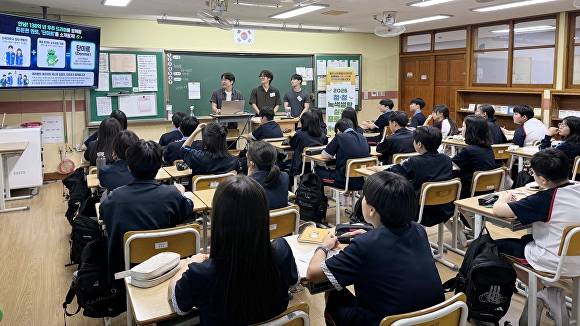 동백중 학생을 대상으로 단국대 환경교육단이 환경교육을 실시하고 있다. [사진=단국대]