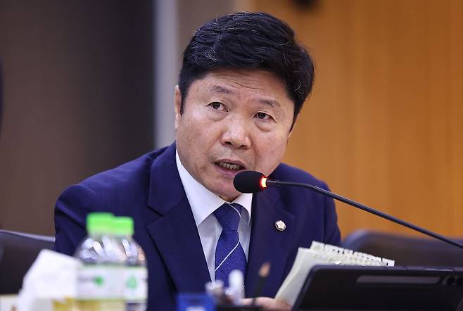 홍기원 더불어민주당 의원이 지난해 10월 22일(현지시간) 캄보디아 프놈펜 주캄보디아 한국 대사관에서 열린 외교통일위원회 주캄보디아대사관·주베트남대사관·주태국대사관·주라오스대사관에 대한 국정감사에서 질의를 하고 있다. 뉴스1