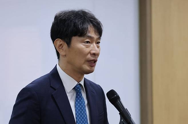 중앙그룹 채권투자 피해자 변호를 맡은 이복현 전 금융감독원장이 13일 서울 종로구 변호사회관에서 열린 언론 브리핑에서 발언하고 있다. 연합뉴스