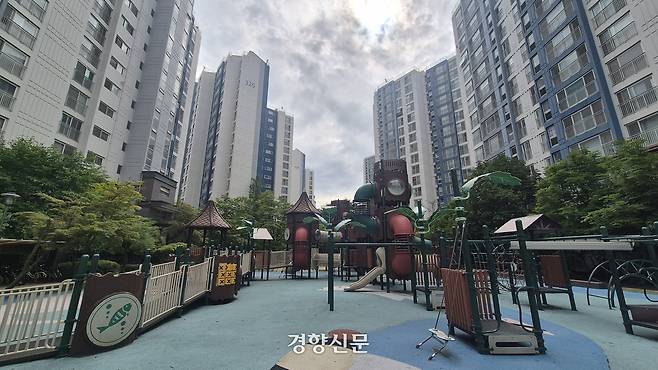 지난 7일 촬영한 서울 강동구 고덕리엔파크 3단지 전경. 이 단지는 전체 가구 중 60% 이상이 장기전세주택이다. 허남설 기자