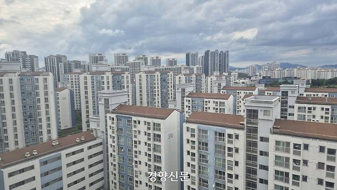 지난 7일 촬영한 서울 강동구 고덕리엔파크 3단지 전경. 이 단지는 전체 가구 중 60% 이상이 장기전세주택이다. 허남설 기자