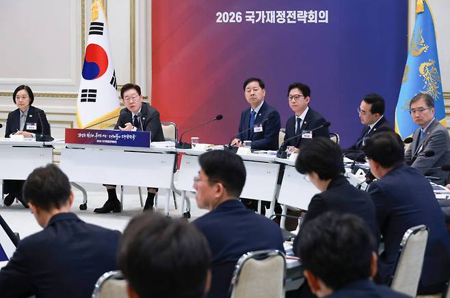 이재명 대통령이 13일 청와대에서 열린 국가재정전략회의에서 김성환 기후에너지환경부 장관에게 질문하고 있다. 연합뉴스