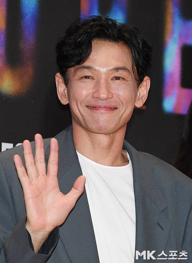 황정민의 화사한 피부톤이 또 다시 화제를 모으고 있다.사진=천정환 기자