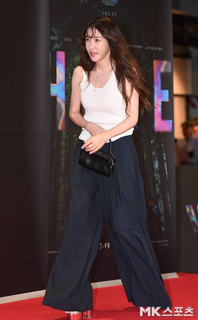 Actress Lee Ji-ah made a public appearance at the VIP premiere of the movie Hope, held on the 13th at Megabox COEX in Gangnam-gu, Seoul. On that day, Lee Ji-ah sported a white sleeveless top and navy wide-leg pants, showcasing a understated look.Lee Ji-ahs appearance at the event drew significant attention due to her somewhat different look and expression compared to usual. Since the photos were released, various reactions to her changed appearance have been pouring in on online communities and social media.Lee Ji-ahs new look—her first public appearance in a long time—has become a hot topic of discussion among the public, alongside the growing interest in the film Hope.