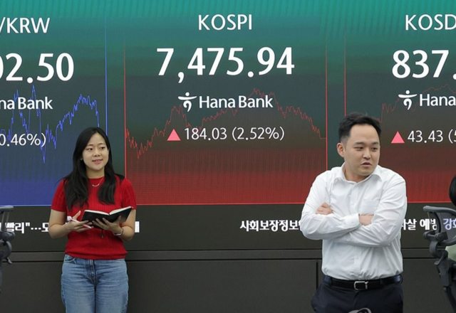10일 오후 서울 중구 하나은행 딜링룸에 이날 지수가 표시되고 있다. 연합뉴스