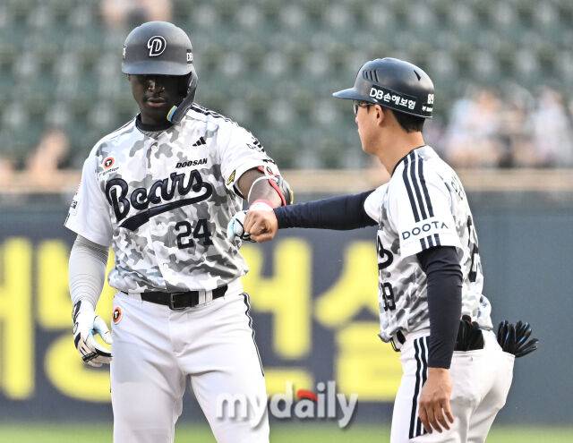 16일 오후 서울 잠실야구장에서 진행된 '2026 프로야구 KBO리그' 두산베어스와 KT위즈의 경기. 두산 카메론이 1회말 무사 1루서 안타를 친 뒤 환호하고 있다./마이데일리