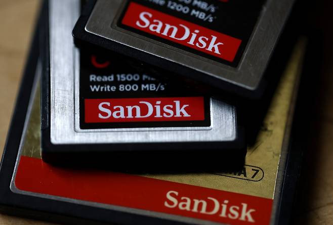 지난 1월 30일(현지시간) 미국 캘리포니아주 샌안셀모에서 샌디스크(SanDisk) 메모리 카드가 전시되어 있는 모습. [게티이미지]