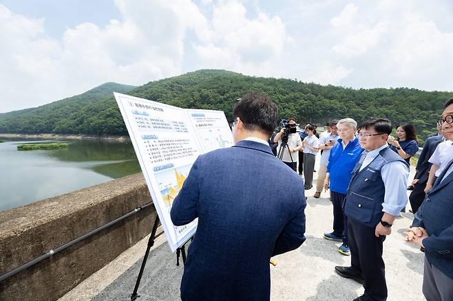 김성환(오른쪽 두번째) 기후에너지환경부 장관과 민형배(오른쪽 세번째) 전남광주특별시장이 지난달 30일 전남 화순군 동복댐을 찾아 용수 공급을 위한 동복댐 활용 방안을 논의하고 있다. [연합]