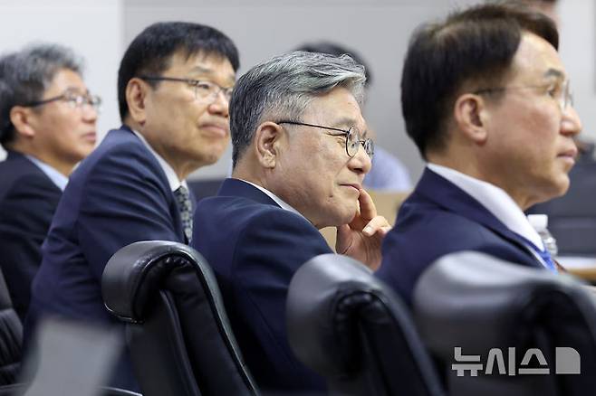 [서울=뉴시스] 박진희 기자 = 홍현익(오른쪽부터) 유네스코한국위원회 사무총장, 허민 국가유산청 청장, 이병현 제48차 세계유산위원회 의장, 이길배 제48차 세계유산위원회 준비기획단 단장이 13일 서울 종로구 국립고궁박물관에서 국가유산청, 유네스코한국위원회, 유네스코 세계유산센터(WHC) 공동 주최로 열린 '2026 세계유산 청년전문가 포럼(2026 World Heritage Young Professionals Forum)'을 하고 있다. 2026.07.13. pak7130@newsis.com