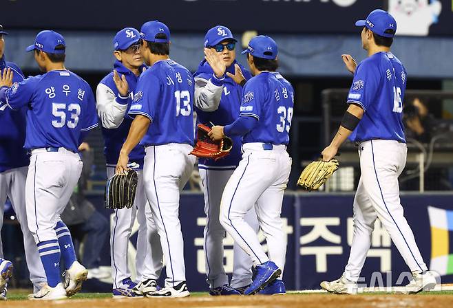 [서울=뉴시스] 황준선 기자 = 28일 서울 송파구 잠실야구장에서 열린 2026 KBO 리그 삼성 라이온즈와 두산 베어스의 경기, 5-4로 승리한 삼성 박진만 감독과 김성윤이 인사하고 있다. 2026.04.28. hwang@newsis.com