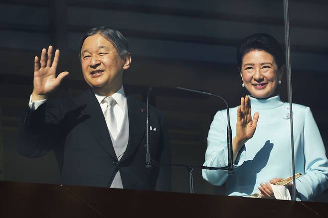 [도쿄=AP/뉴시스]일본의 왕족 수를 유지하기 위한 내용이 담긴 '황실전범' 개정안이 이번 주 참의원(상원)을 통과해 가결될 전망이다. 사진은 지난 1월 2일 일본 도쿄의 일왕 거처 고쿄(皇居)에서 열린 '잇판산가(一般参賀)' 행사에서 나루히토(徳仁) 일왕(왼쪽)과 마사코(雅子) 왕비가 국민들에 손을 흔들고 있는 모습. 2026.07.13.