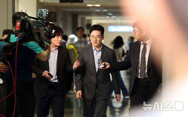 [부산=뉴시스] 하경민 기자 = 6·3 지방선거 때 음료 피습 자작극 의혹이 제기된 정이한 전 개혁신당 부산시장 후보가 구속전피의자심문(영장실질심사)에 출석하기 위해 8일 오후 부산 연제구 부산지방법원 법정으로 이동하고 있다. 2026.07.08. yulnetphoto@newsis.com