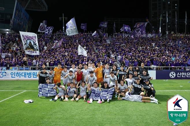인천 유나이티드전 승리 후 기념촬영을 하는 FC안양 선수들.  프로축구연맹 제공