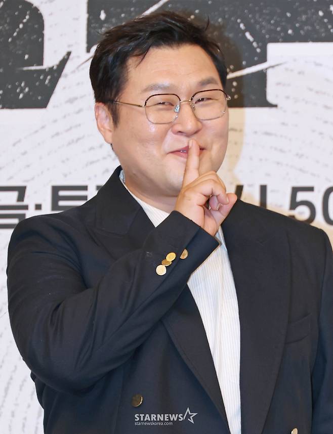 배우 윤경호가 25일 오후 서울 양천구 목동 SBS에서 진행된 금토드라마 ‘김부장’ 제작발표회에 참석해 포즈를 취하고 있다.  세상에서 가장 평범한 아빠가 하나뿐인 딸을 되찾기 위해 싸우는 복수 액션 드라마 '김부장'은 오는 26일 첫 방송된다. /2026.06.25 /사진=이동훈 photoguy@