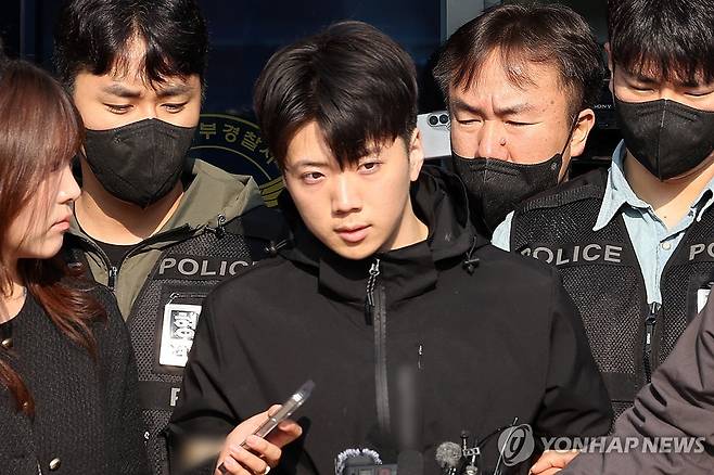 포토라인에 선 장윤기 [연합뉴스 자료사진]