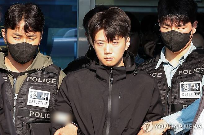 포토라인 선 '여고생 흉기 살인' 장윤기 [연합뉴스 자료사진]
