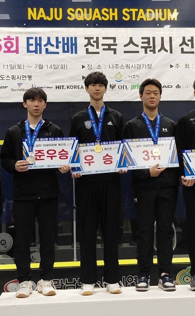 14일 전남 나주스쿼시경기장서 폐막한 제6회 태산배 전국 스쿼시 선수권대회 남자고등부 개인전서 우승한 남양주 오남고 김현(사진 정가운데)이 시상대에 올라 기념 촬영을 하고 있다. 사진=오남고등학교