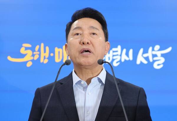 오세훈 서울시장이 14일 서울시청 브리핑룸에서 '부동산 정책 관련 국무회의 대정부 건의 사항 브리핑'을 하고 있다. 연합뉴스