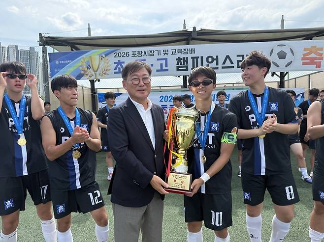 ▲ 지난 12일 막내린 2026 포항시장기 및 교육장배 초·중·고 챔피언스리그 축구 고등부 시상식에서 이재한 포항시체육회장이 포항제철공고팀에 우승컵을 시상하고 있다.