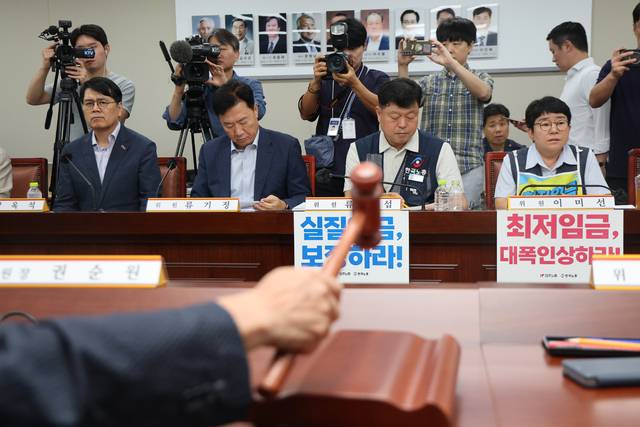 14일 정부세종청사 최저임금위원회에서 제14차 전원회의가 시작되고 있다. 왼쪽부터 사용자위원인 양옥석 중소기업중앙회 인력정책본부장, 류기정 한국경영자총협회(경총) 전무, 근로자위원인 류기섭 한국노총 사무총장, 이미선 민주노총 부위원장. 연합뉴스