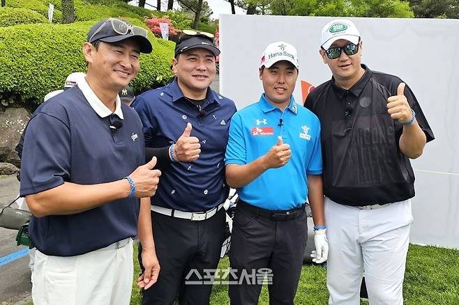 KBO리그 레전드 삼총사가 발달장애를 딛고 프로선수가 된 이승민(왼쪽에서 세 번째)과 기념촬영하고 있다. 왼쪽부터 박용택 김태균 이승민 이대호. 사진 | 장강훈 기자 zzang@sportsseoul.com