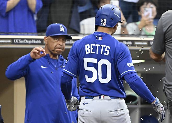 Jun 27, 2026; San Diego, California, USA; Los Angeles Dodgers shortstop Mookie Betts (50) is congratulated by manager Dave Roberts after hitting a three-un home run during the eighth inning against the San Diego Padres at Petco Park. Mandatory Credit: Denis Poroy-Imagn Images <저작권자(c) 연합뉴스, 무단 전재-재배포, AI 학습 및 활용 금지>