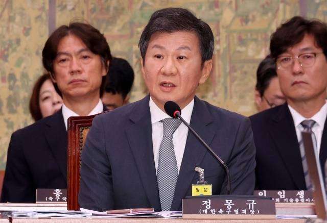 이제는 전설이 된 사진. 2025년 10월 서울 여의도 국회에서 열린 문화체육관광위원회의 대한축구협회 등에 대한 현안질의에서 정몽규 당시 대한축구협회장이 의원 질의에 답변하고 있다. 왼쪽은 홍명보 전 축구국가대표팀 감독, 오른쪽은 이임생 당시 . / 뉴시스