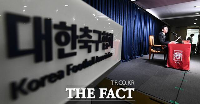 지난 2월 정해성 당시 대한축구협회 전력강화위원장이 서울 종로구 대한축구협회 축구회관에서 3차 전력강화위원회 관련 브리핑을 하고 있다. /더팩트DB