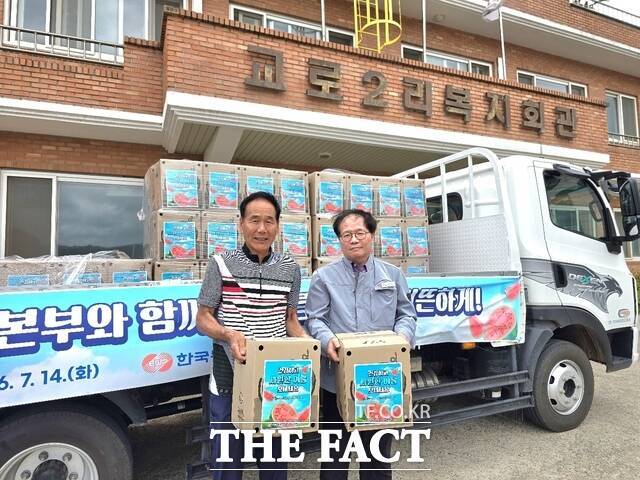 한국동서발전 당진발전본부는 14일 초복을 맞아 교로2리 경로당에서 여름 과일 수박 나눔 전달식을 가졌다. /당진발전본부