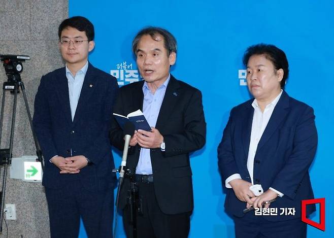 더불어민주당 친청계 의원인 박지원(왼쪽부터), 박규환, 문정복 최고위원이 14일 국회에서 열린 비공개 최고위원회의가 끝난 뒤 기자들을 만나 '선호투표제' 반대 입장을 밝히고 있다. 김현민 기자