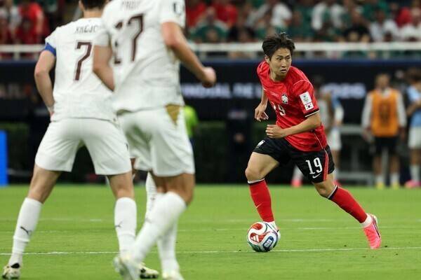 이강인이 지난달 12일(한국시각) 열린 2026 북중미 월드컵 조별리그 A조 1차전 체코와 경기에서 드리블하며 패스할 곳을 찾고 있다. 사포판/김영원 기자 forever@hani.co.kr