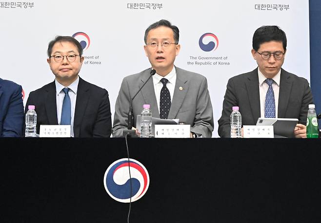 이형일(가운데) 재정경제부 1차관이 10일 정부세종청사에서 '2026년 하반기 경제성장전략'에 대해 설명하고 있다. 재정경제부 제공