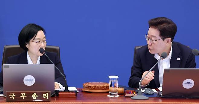 이재명 대통령과 한성숙 총리가 14일 청와대에서 열린 국무회의에서 의견을 나누고 있다. 연합뉴스