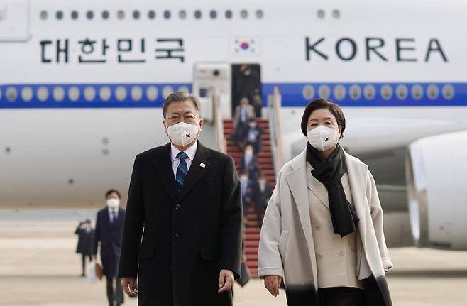 2022년 1월 22일 아랍에미리트(UAE), 사우디아라비아, 이집트 등 중동 3개국 순방을 마친 문재인 대통령과 김정숙 여사가 경기 성남시 서울공항에 도착, 공군 1호기에서 내려 이동하고 있다. 문 대통령의 귀국 직전까지 이집트와 K9 자주포 사업 협상을 진행했지만, 대통령 방문 중 계약식은 성사되지 않았다. 연합뉴스