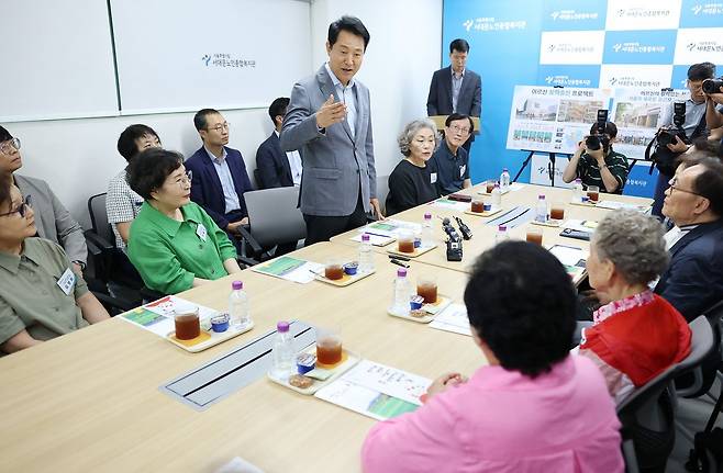 오세훈 서울시장이 지난 6일 서울의 한 노인종합복지관에서 어르신들과 간담회를 하고 있다. 연합뉴스
