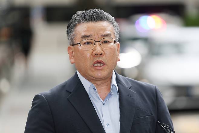 윤석열 정부에서 대통령 관저 이전 공사 비리를 제대로 감사하지 못하도록 압박한 혐의를 받는 유병호 감사원 감사위원이 지난 13일 경기 과천시 종합특검 조사실에 출석하며 취재진에게 입장을 밝히고 있다. 연합뉴스