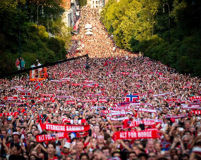 10만 인파 노르웨이 축구 팬들이 13일 수도 오슬로 왕궁 앞 광장인 슬롯스플라센에서 이날 미국에서 귀국한 남자 축구대표팀을 환영하고 있다. AP연합뉴스