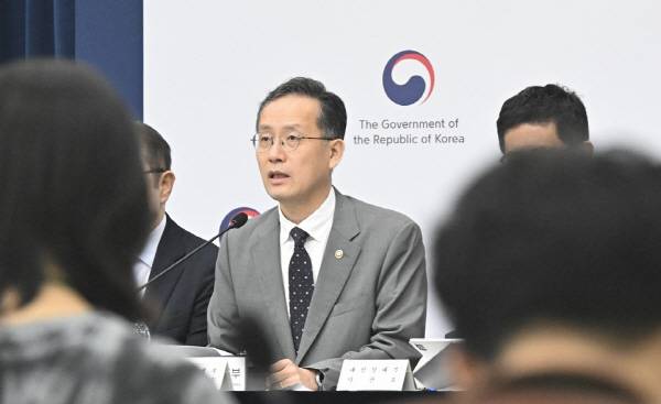 이형일(가운데) 재정경제부 차관이 지난 10일 정부세종청사에서 열린 ‘2026년 하반기 경제성장전략’ 상세 브리핑에서 주요 내용을 발표하고 있다. 재경부 제공