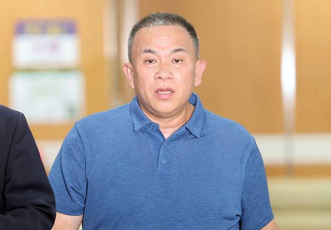 정치 브로커 명태균으로부터 여론조사를 무상으로 받은 혐의로 기소된 윤석열 전 대통령의 1심 결과가 나오는 지난 13일 명씨가 서울 서초구 서울중앙지법에서 열린 선고 공판에 출석하고 있다. 연합뉴스
