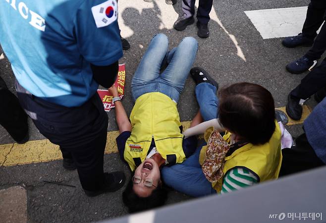 (서울=뉴스1) 구윤성 기자 = 안수용 마트산업노조 홈플러스지부장이 13일 오후 서울 종로구 청와대 인근에서 정부의 홈플러스 사태 해결을 촉구하고 있다. 2026.7.13/뉴스1 Copyright (C) 뉴스1. All rights reserved. 무단 전재 및 재배포, AI학습 이용 금지. /사진=(서울=뉴스1) 구윤성 기자