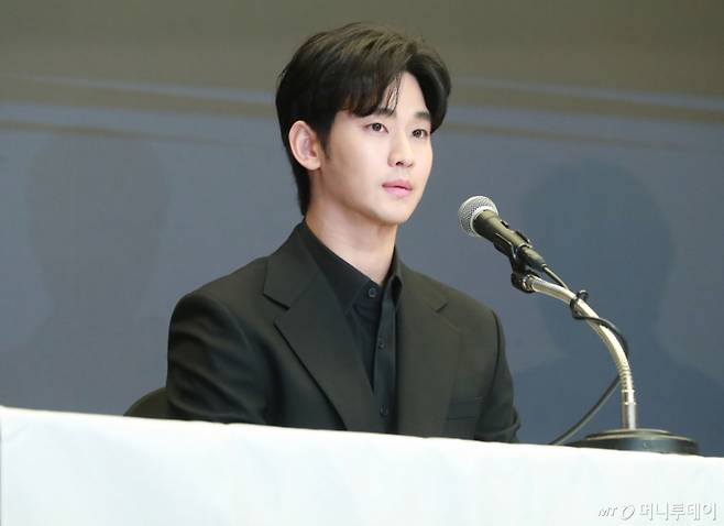 미성년자 교제 논란이 불거진 후 활동을 중단했던 배우 김수현(38) 약 1년 4개월 만에 공식 활동을 재개한다./사진=머니투데이 DB