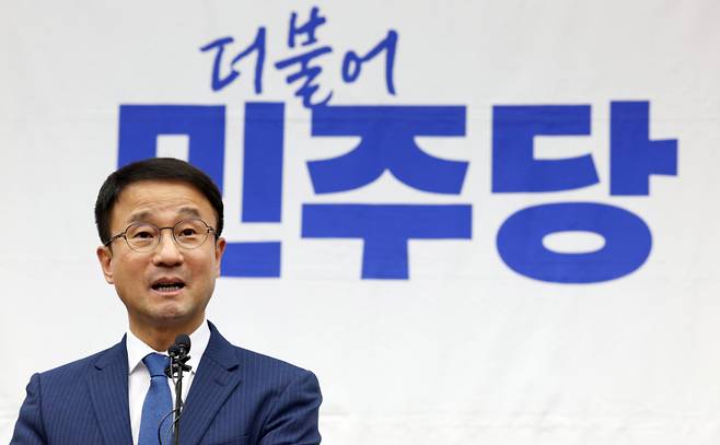 [서울=뉴시스] 고범준 기자 = 한병도 더불어민주당 대표 직무대행 겸 원내대표가 14일 서울 여의도 국회에서 열린 의원총회에서 발언하고 있다. 2026.07.14. bjko@newsis.com /사진=고범준