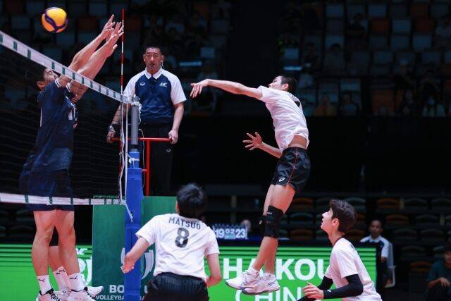 일본 18세 이하 남자대표팀에서 주장을 맡고 있는 다나카가 14일 중국에서 열린 2026 U-18(18세 이하) 아시아남자배구선수권대회 조별리그 D조 3차전 한국과 경기 도중 스파이크를 시도하고 있다./아시아배구연맹(AVC) 제공